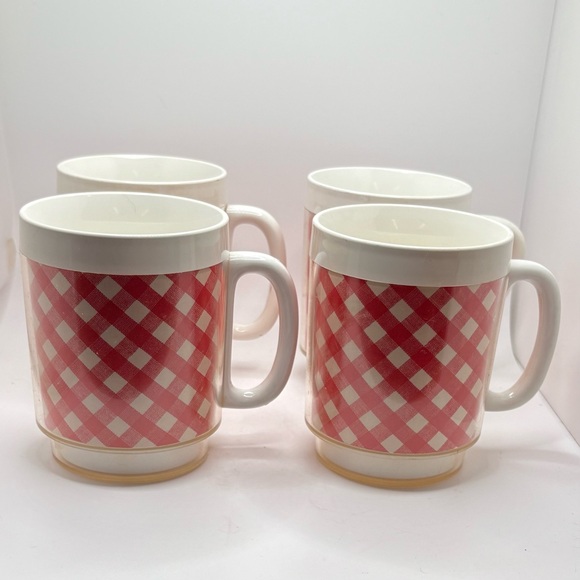 Vtg Thermo-Serv Red GINGHAM Checked Insulated Mugs Cups Set 4 Plastic USA 8 Oz. - Picture 1 of 8